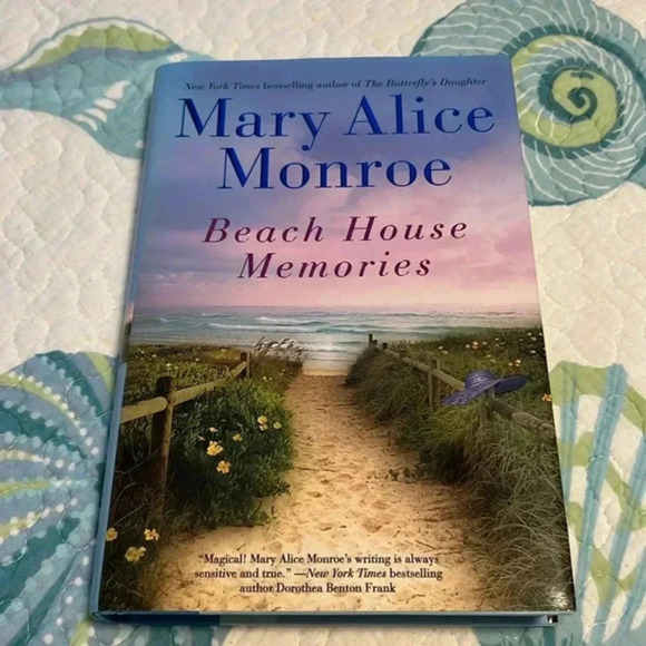 Book - Beach House Memories by Mary Alice Monroe - Picture 1 of 2